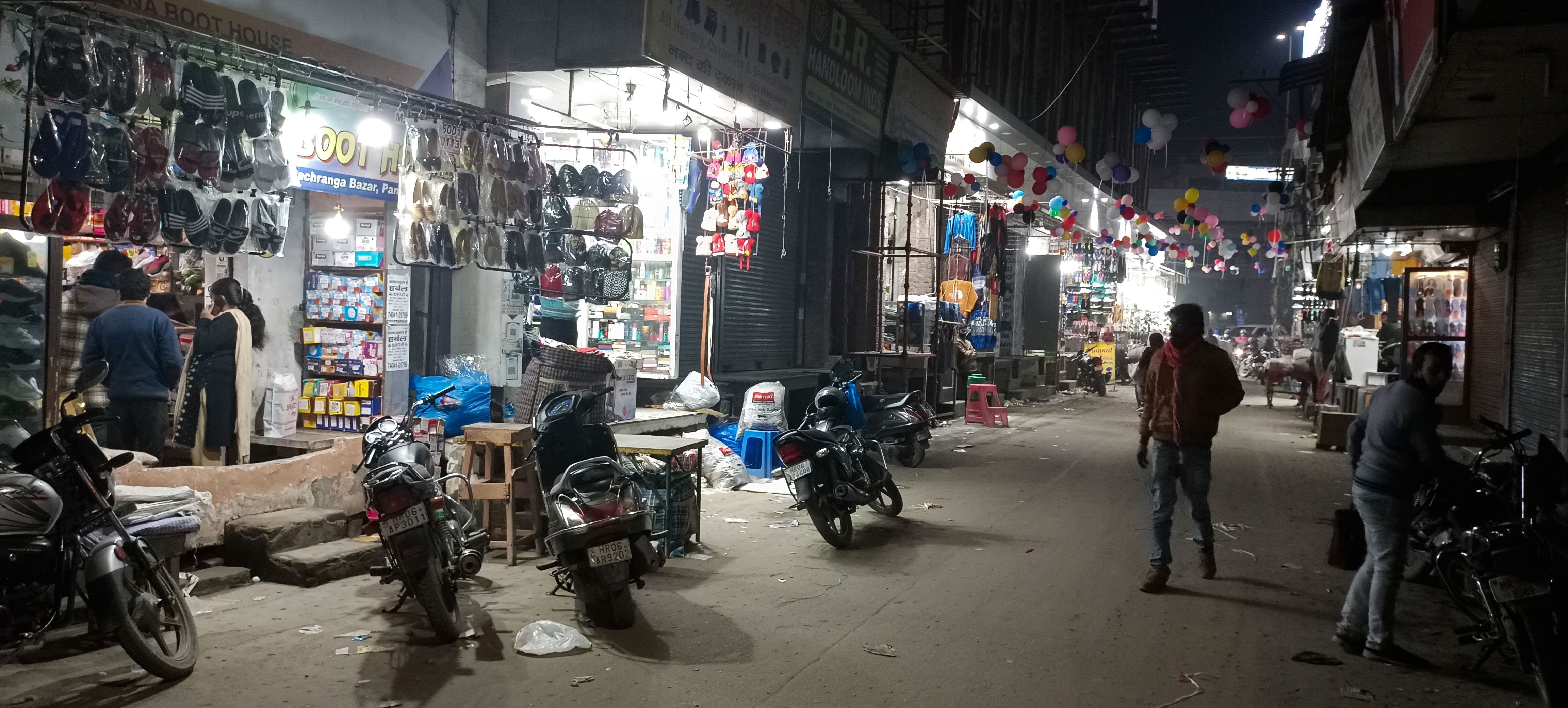 पानीपत। पचरंगा बाजार में 07 बजकर 40 मिनट के बाद भी खुली हुई दुकाने।