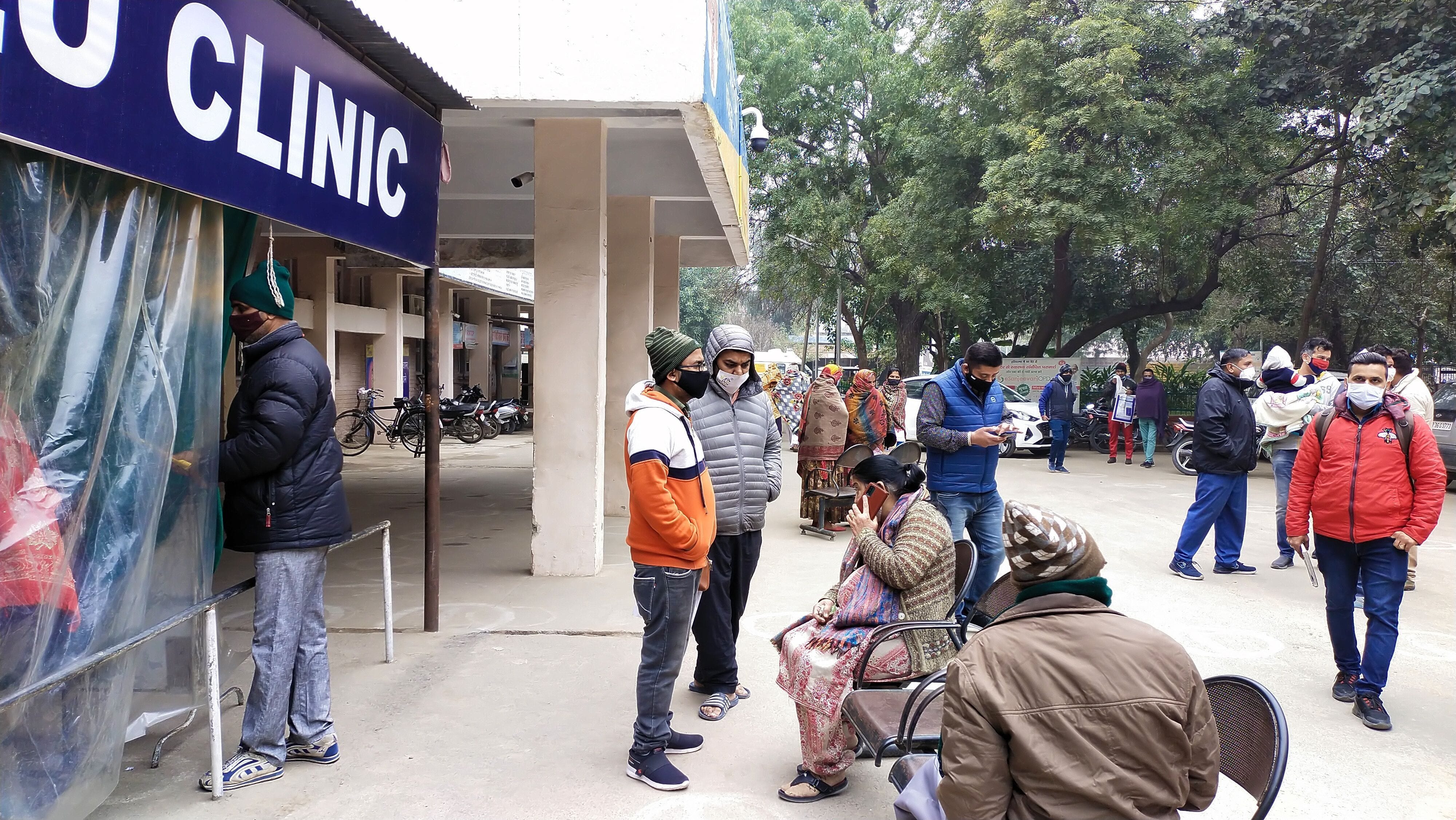 फतेहाबाद नागरिक अस्पताल में डॉक्टरों की हड़ताल के चलते परेशान मरीज।