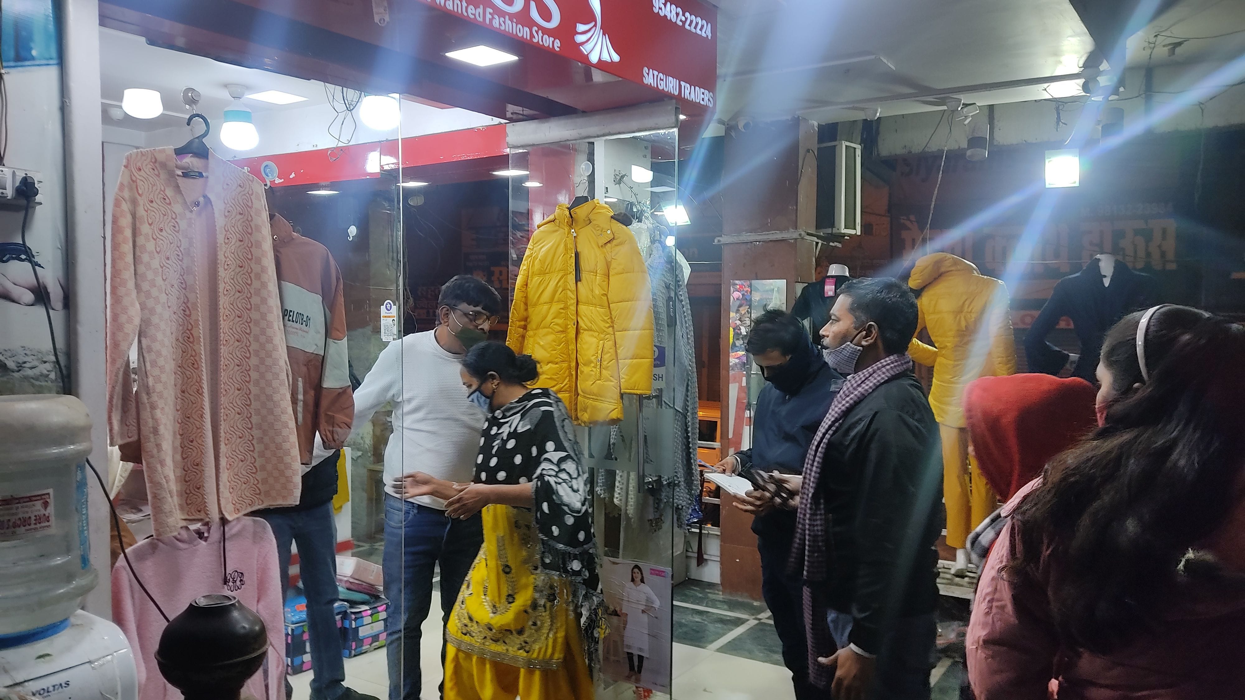 फतेहाबाद के थाना रोड पर दुकान बंद करवाते नगर परिषद के अधिकारी।