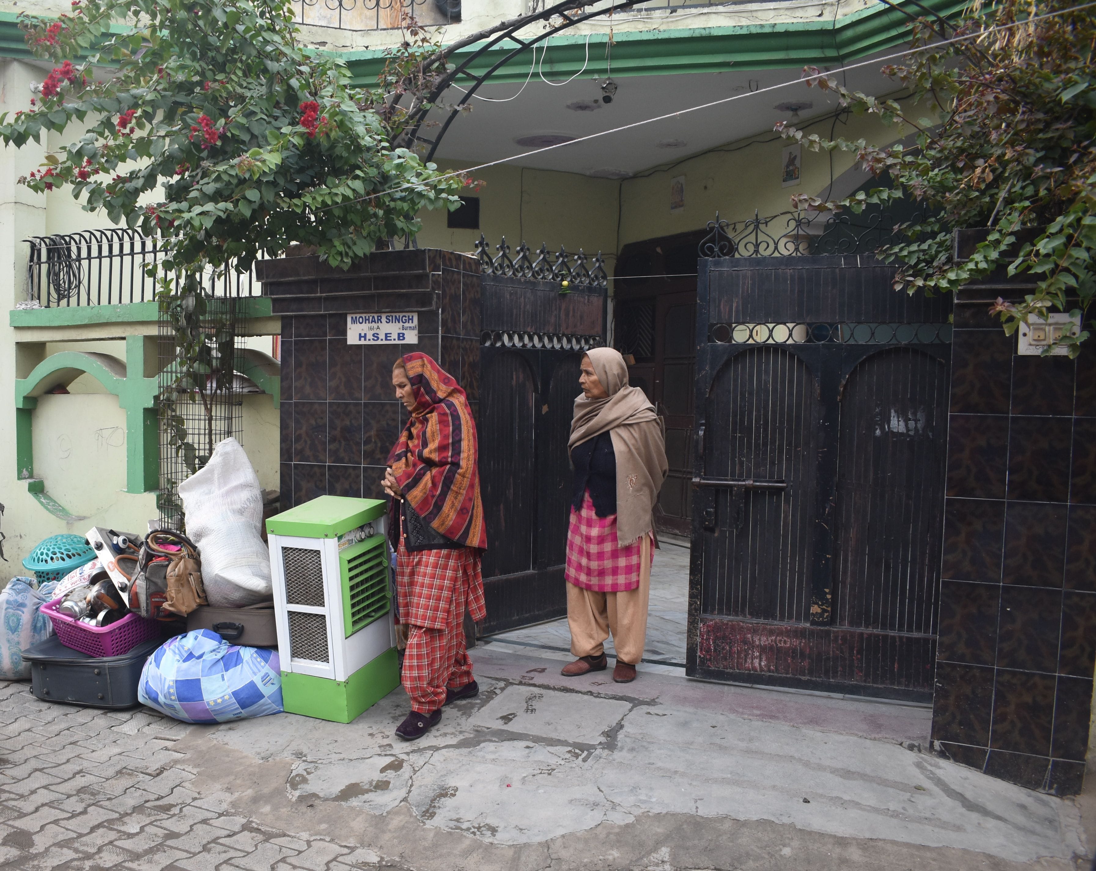 पानीपत। मौके पर घर से हटाया गया कबजा घर के बाहर रखा सामान। पानीपत। मौके पर घर से हटाया गया कबजा घर के बाहर रखा सामान।
