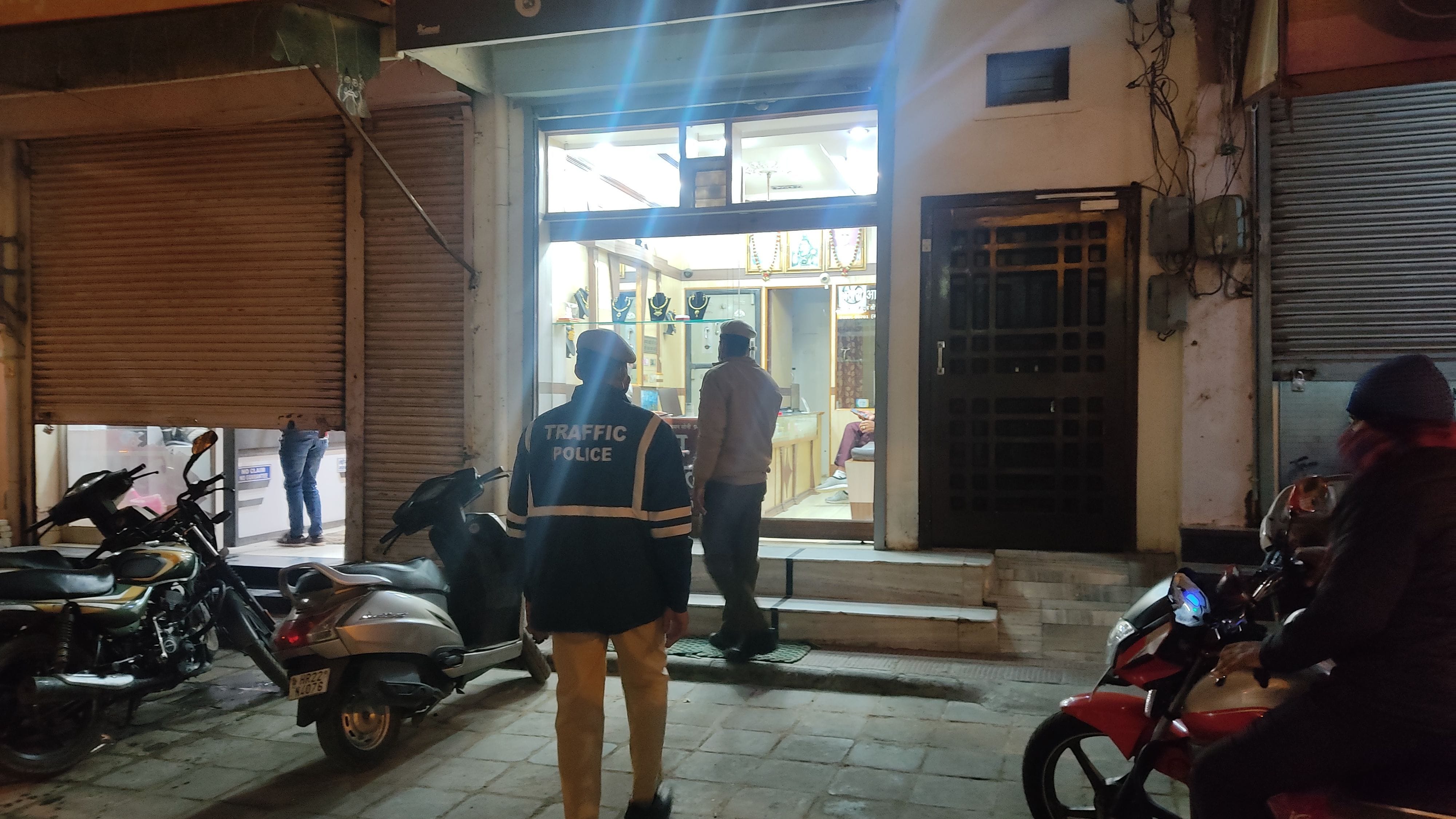 फतेहाबाद के धर्मशाला रोड पर दुकान बंद करवाते पुलिसकर्मी।