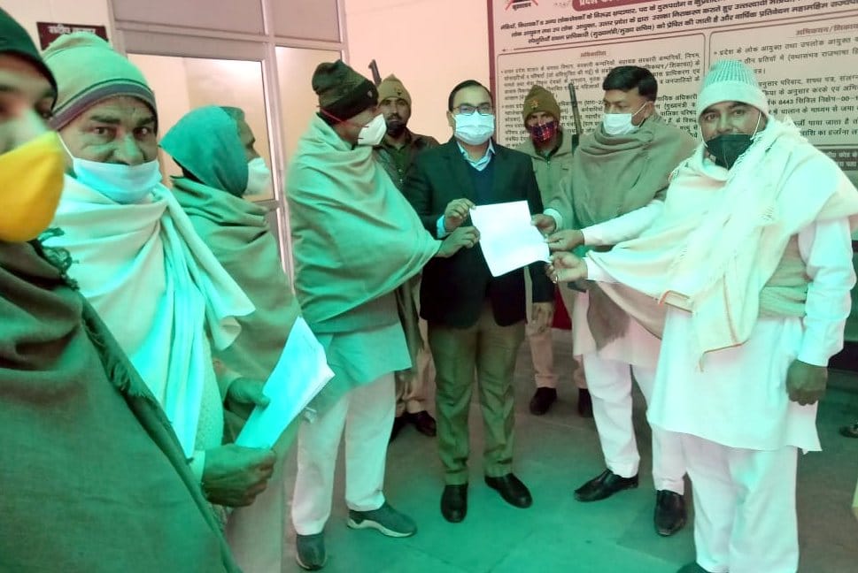 कैराना एसडीएम को ज्ञापन देते भारतीय किसान संघ के पदाधिकारी।