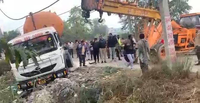 पानीपत। कैंटर ने मारी टक्कर को साइड करती हुई जेसीबी। पानीपत। कैंटर ने मारी टक्कर को साइड करती हुई जेसीबी।