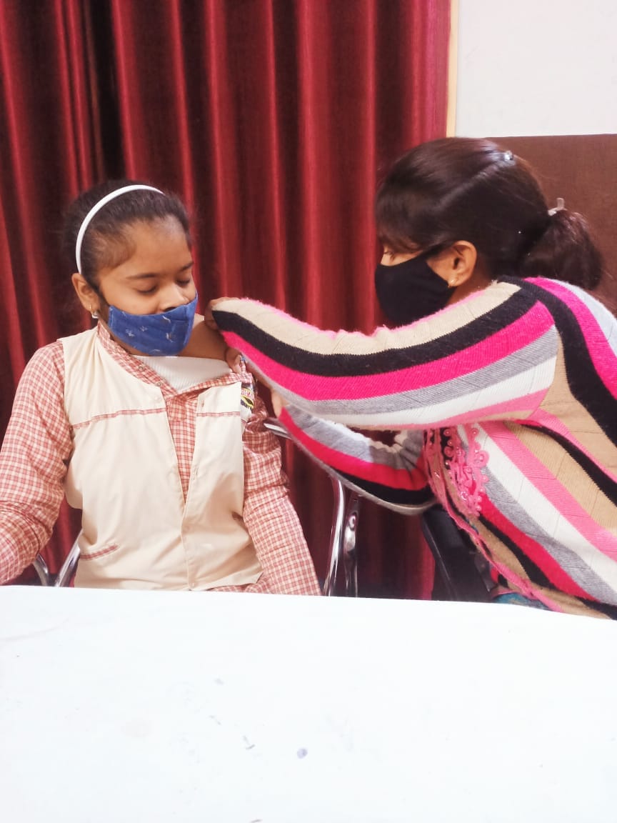 चौधरी सुघर सिंह इंटर कालेज में वेक्सीनेशन करवाती छात्रा चौधरी सुघर सिंह इंटर कालेज में वेक्सीनेशन करवाती छात्रा