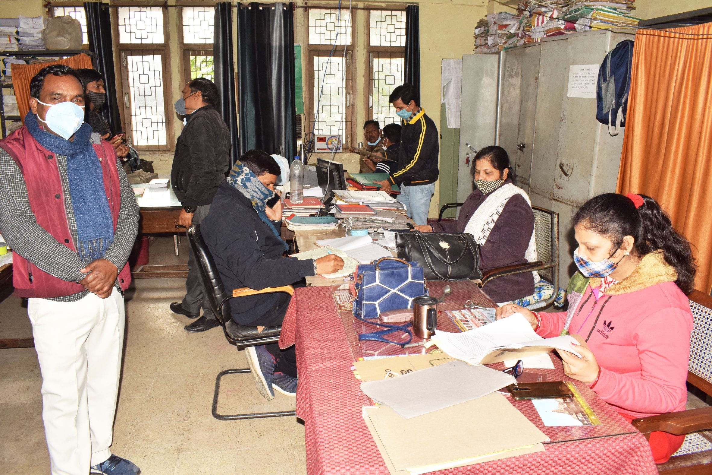 ाहजहांपुर के विकास भवन परिसर स्थित जिला पंचायत राज अधिकारी कार्यालय में कार्यरत कर्मचारी। संवा? ाहजहांपुर के विकास भवन परिसर स्थित जिला पंचायत राज अधिकारी कार्यालय में कार्यरत कर्मचारी। संवा?