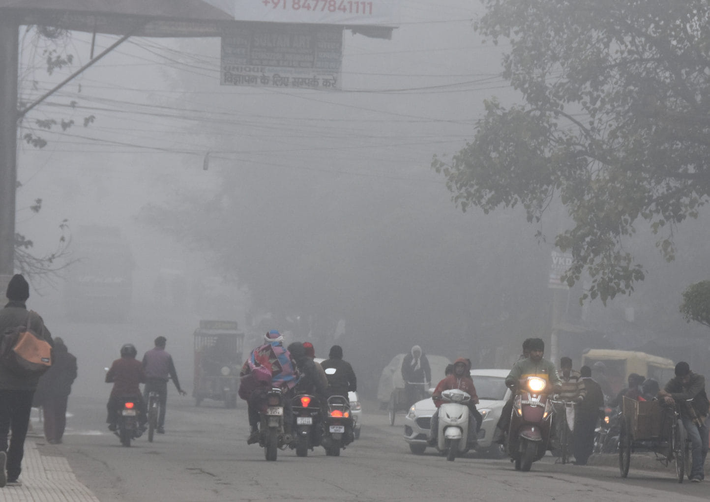 सहारनपुर में घने कोहरे में रेलवे रोड की और से आते वाहन