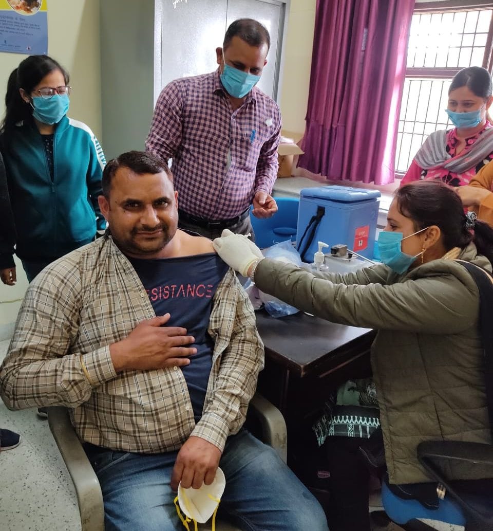 पानीपत। सिविल अस्पताल पानीपत में स्वास्थ्य कर्मी को बुस्टर डोज लगाते हुए। पानीपत। सिविल अस्पताल पानीपत में स्वास्थ्य कर्मी को बुस्टर डोज लगाते हुए।
