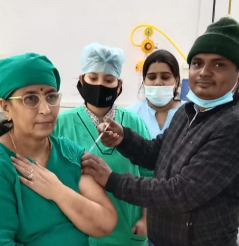 जिला अस्पताल में टीका लगवातीं नर्सिंग अधीक्षक उर्वशी दीक्षित जिला अस्पताल में टीका लगवातीं नर्सिंग अधीक्षक उर्वशी दीक्षित