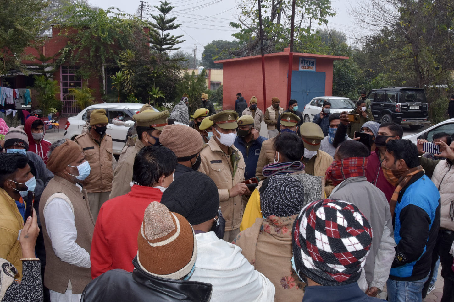 जिला अस्पताल में महिला की मौत के बाद सीएमओ कार्यालय पर हंगामा करते परिजनो से वार्ता करती पुलिस जिला अस्पताल में महिला की मौत के बाद सीएमओ कार्यालय पर हंगामा करते परिजनो से वार्ता करती पुलिस