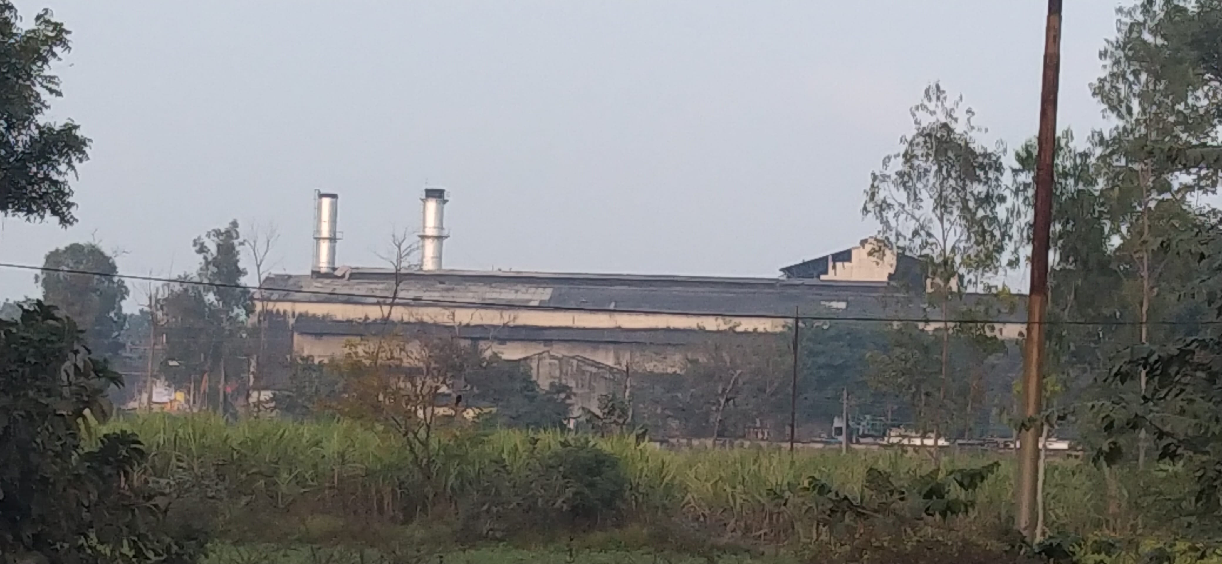 तिलहर की बंद चीनी मिल। संवाद