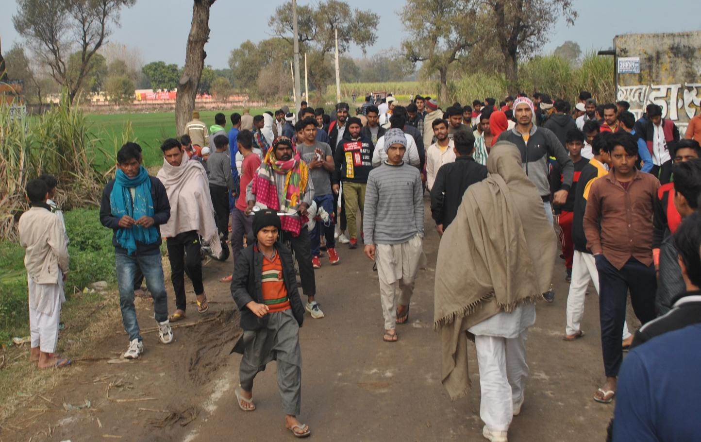 शामली : बाबरी क्षेत्र के गांव बुटराड़ा में पटाखा फैक्टरी में विस्फोट के बाद एकत्र ग्रामीणों की भी