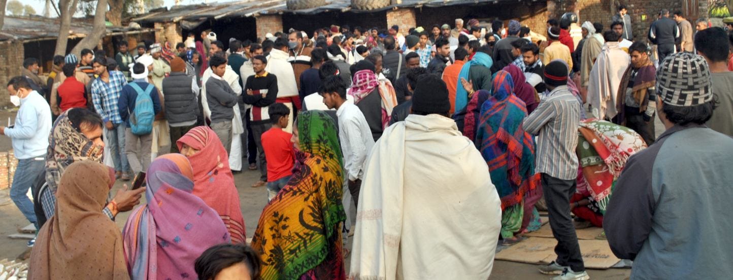 शामली : बाबरी क्षेत्र के गांव बुटराड़ा में पटाखा फैक्टरी में  विस्फोट के बाद एकत्र ग्रामीणों की भ?