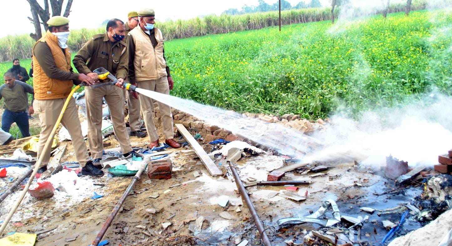 शामली : बाबरी क्षेत्र के गांव बुटराड़ा में पटाखा फैक्टरी में विस्फोट के बाद लगी आग को बुझाते अग्न?