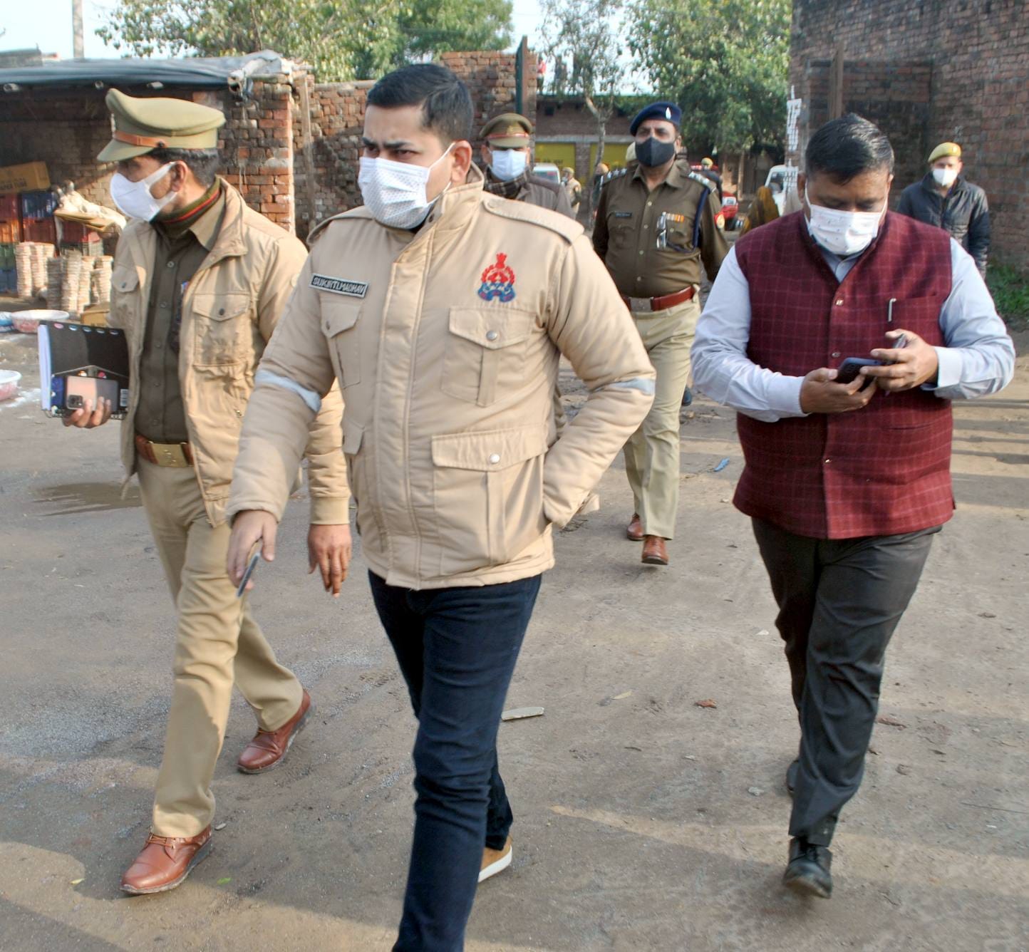 शामली : बाबरी क्षेत्र के गांव बुटराड़ा में पटाखा फैक्टरी में विस्फोट के बाद घटना की जानकारी लेने ?