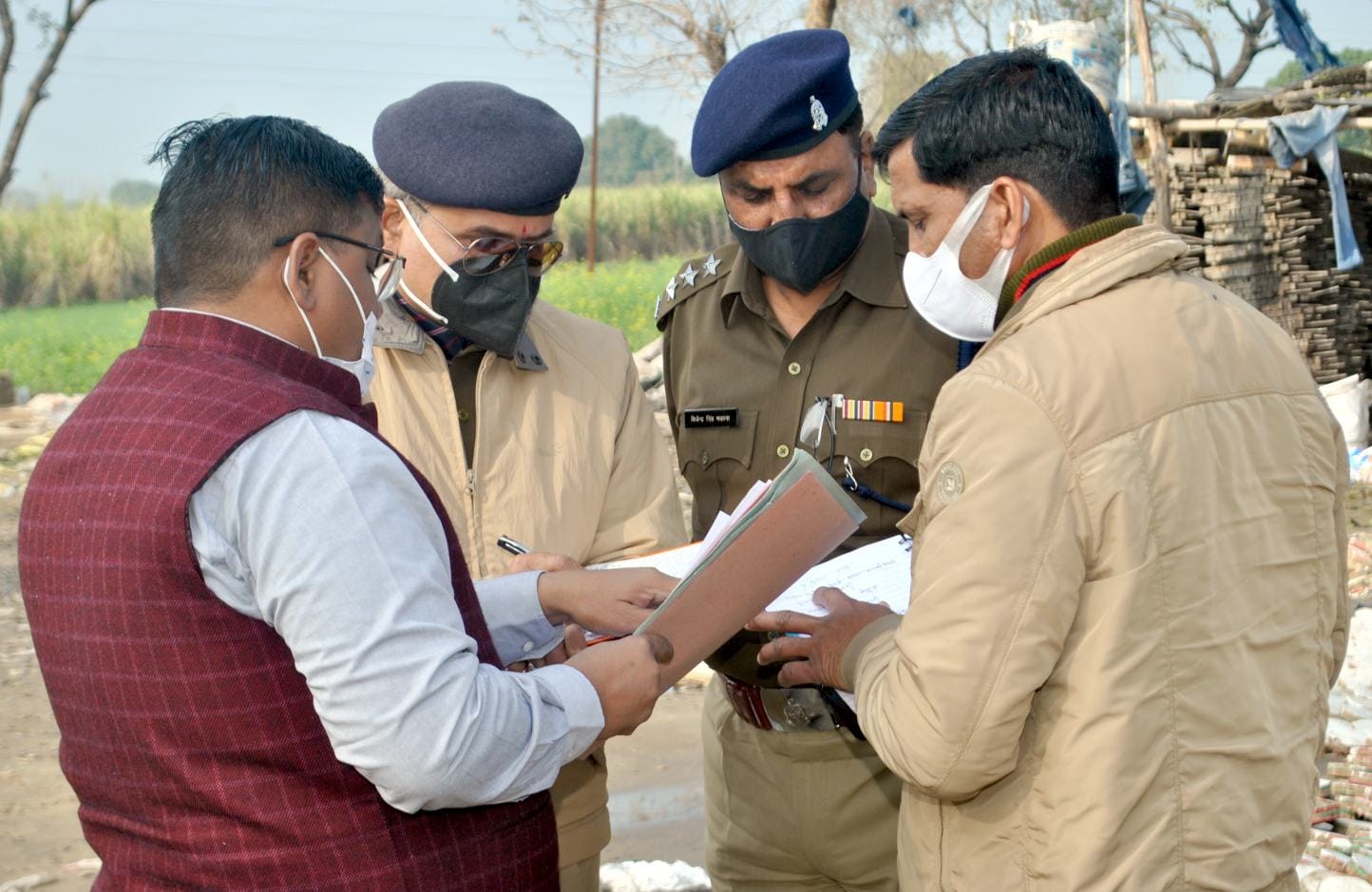 शामली : बाबरी क्षेत्र के गांव बुटराड़ा में पटाखा फैक्टरी में विस्फोट के बाद घटना की जानकारी लेते ?