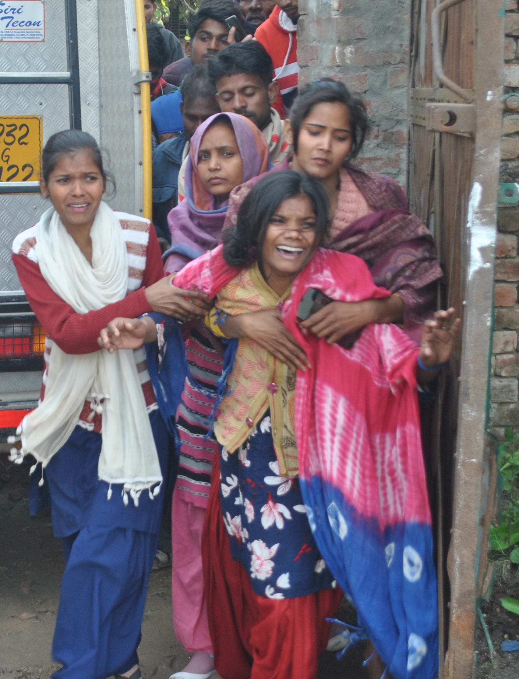 शामली : बाबरी क्षेत्र के गांव बुटराड़ा में पटाखा फैक्टरी में विस्फोट के बाद विलाप करते वीरमति के ?