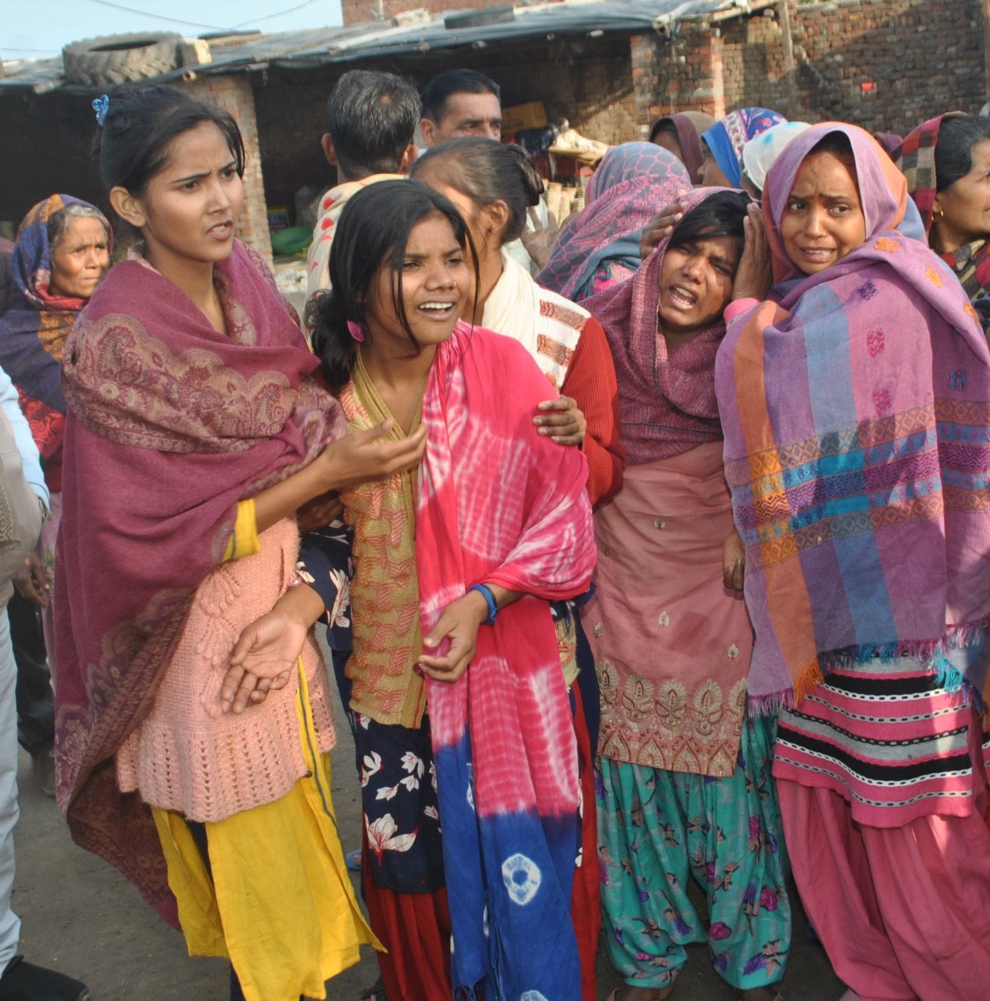 शामली : बाबरी क्षेत्र के गांव बुटराड़ा में पटाखा फैक्टरी में विस्फोट के बाद विलाप करते वीरमति के ?