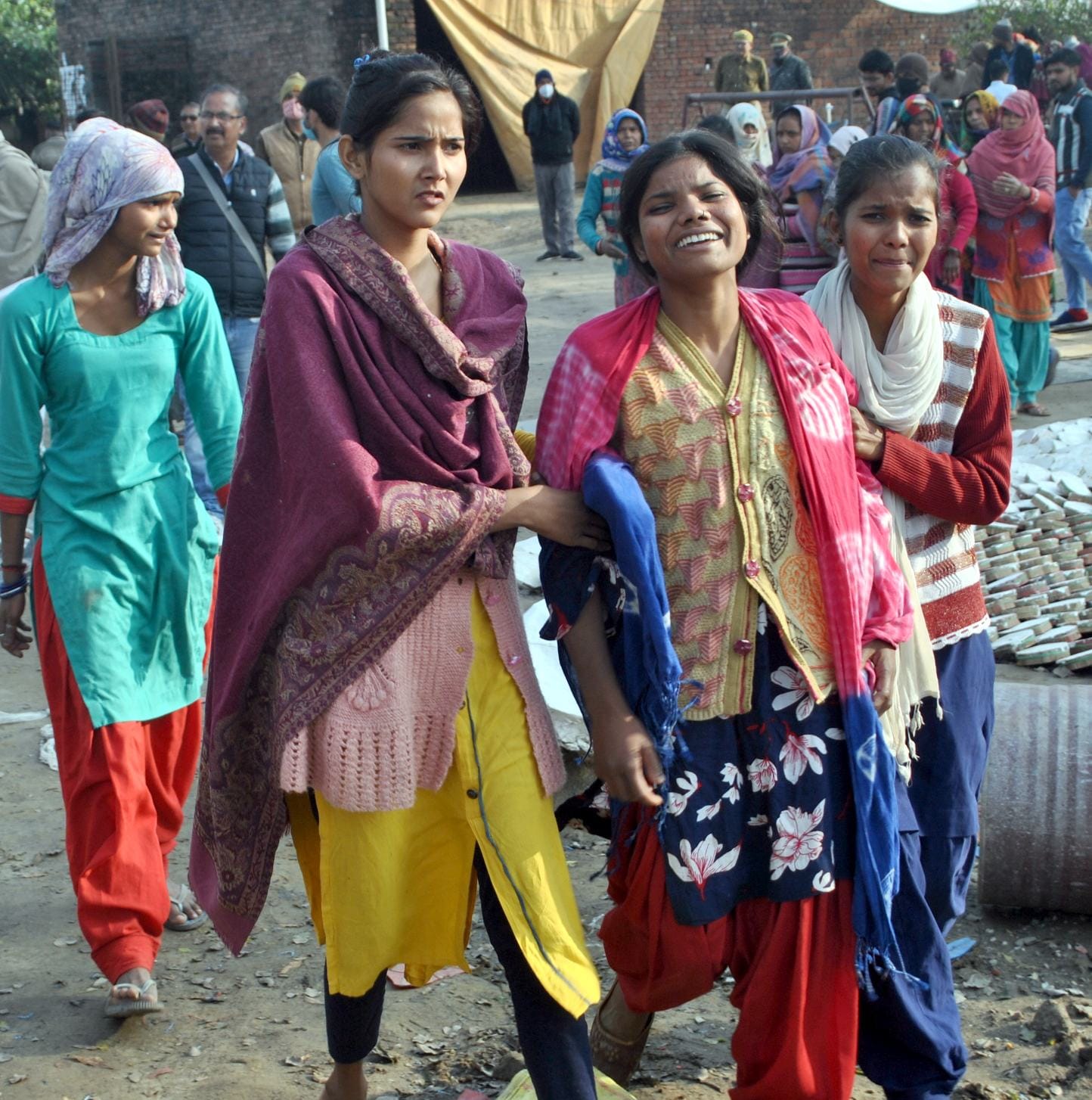 शामली : बाबरी क्षेत्र के गांव बुटराड़ा में पटाखा फैक्टरी में विस्फोट के बाद विलाप करती वीरमति की ?