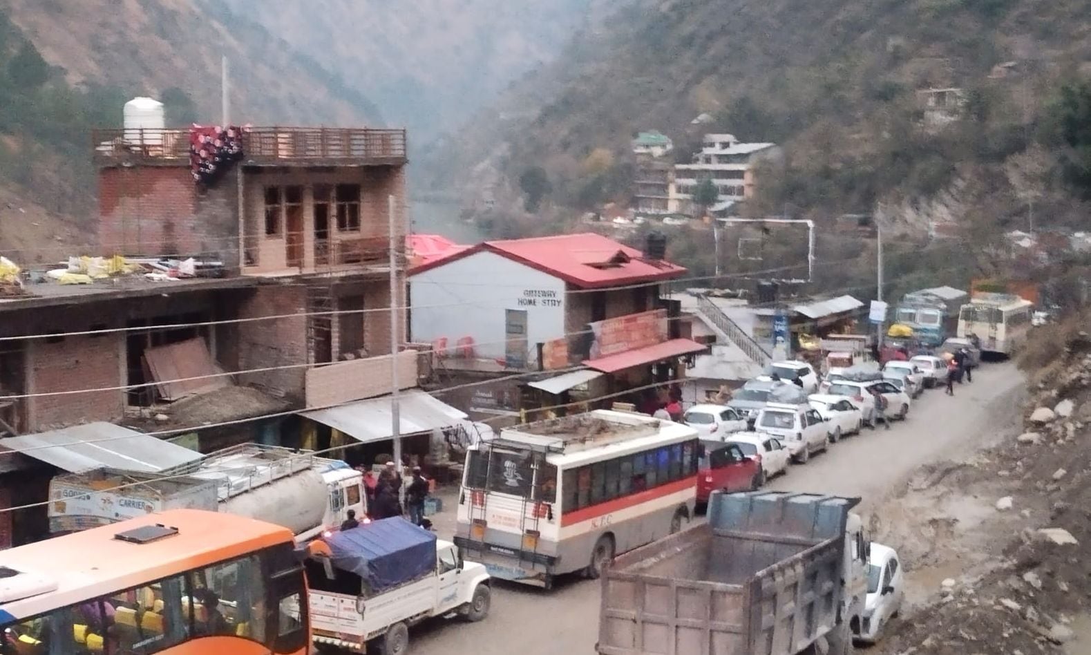 औट टनल में हुए निजी बस और हाइड्रा के बीच हुई टक्कर के बाद मनाली चंडीगढ़ एनएच पर लगा जाम
