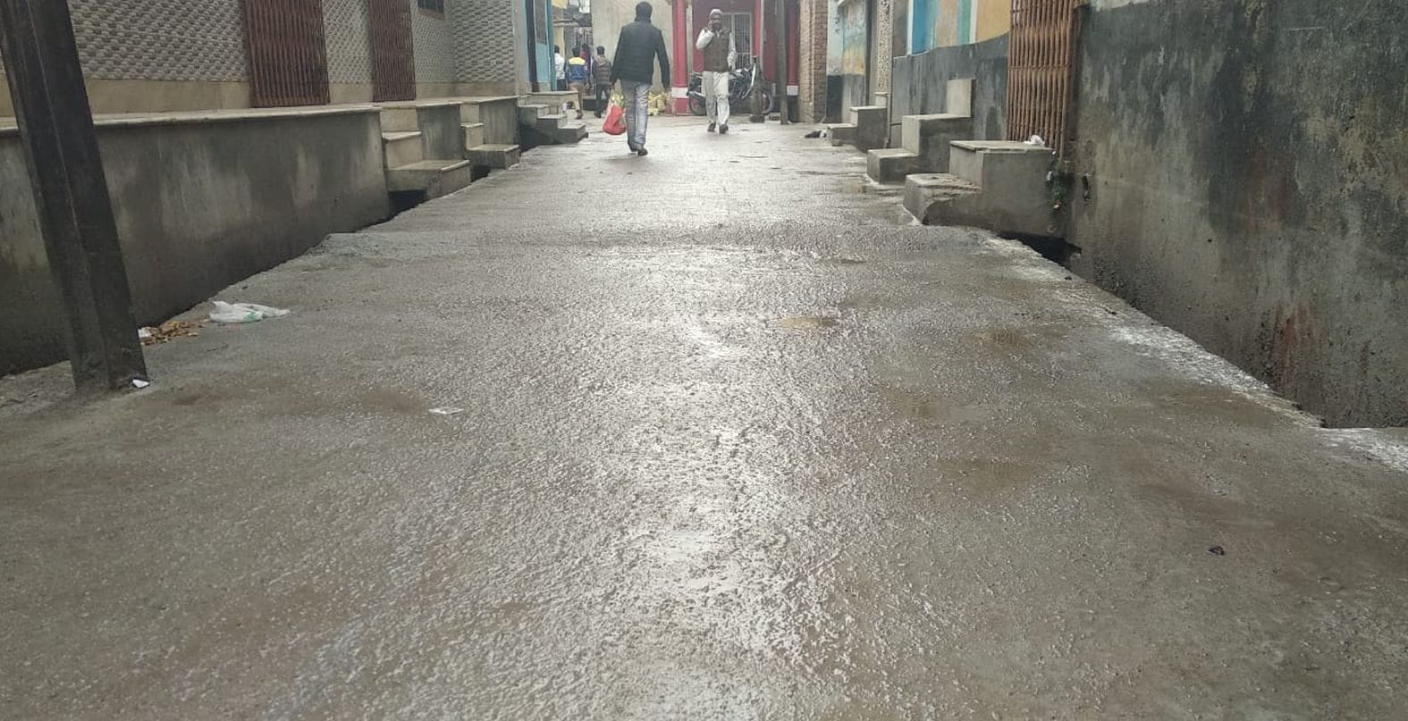 गणेश प्रसाद स्थित चमचा वाली गली में बनी सीसी सड़क। संवाद गणेश प्रसाद स्थित चमचा वाली गली में बनी सीसी सड़क। संवाद