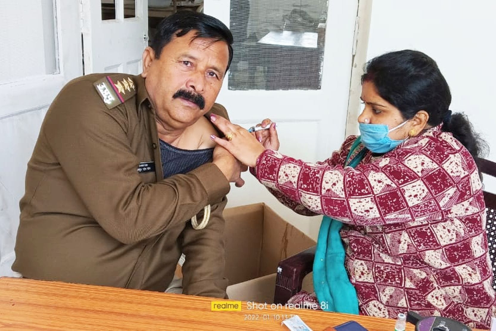 शाहजहांपुर के पुलिस लाइन में आयोजित शिविर में टीका लगवाता पुलिस कर्मी । संवाद शाहजहांपुर के पुलिस लाइन में आयोजित शिविर में टीका लगवाता पुलिस कर्मी । संवाद