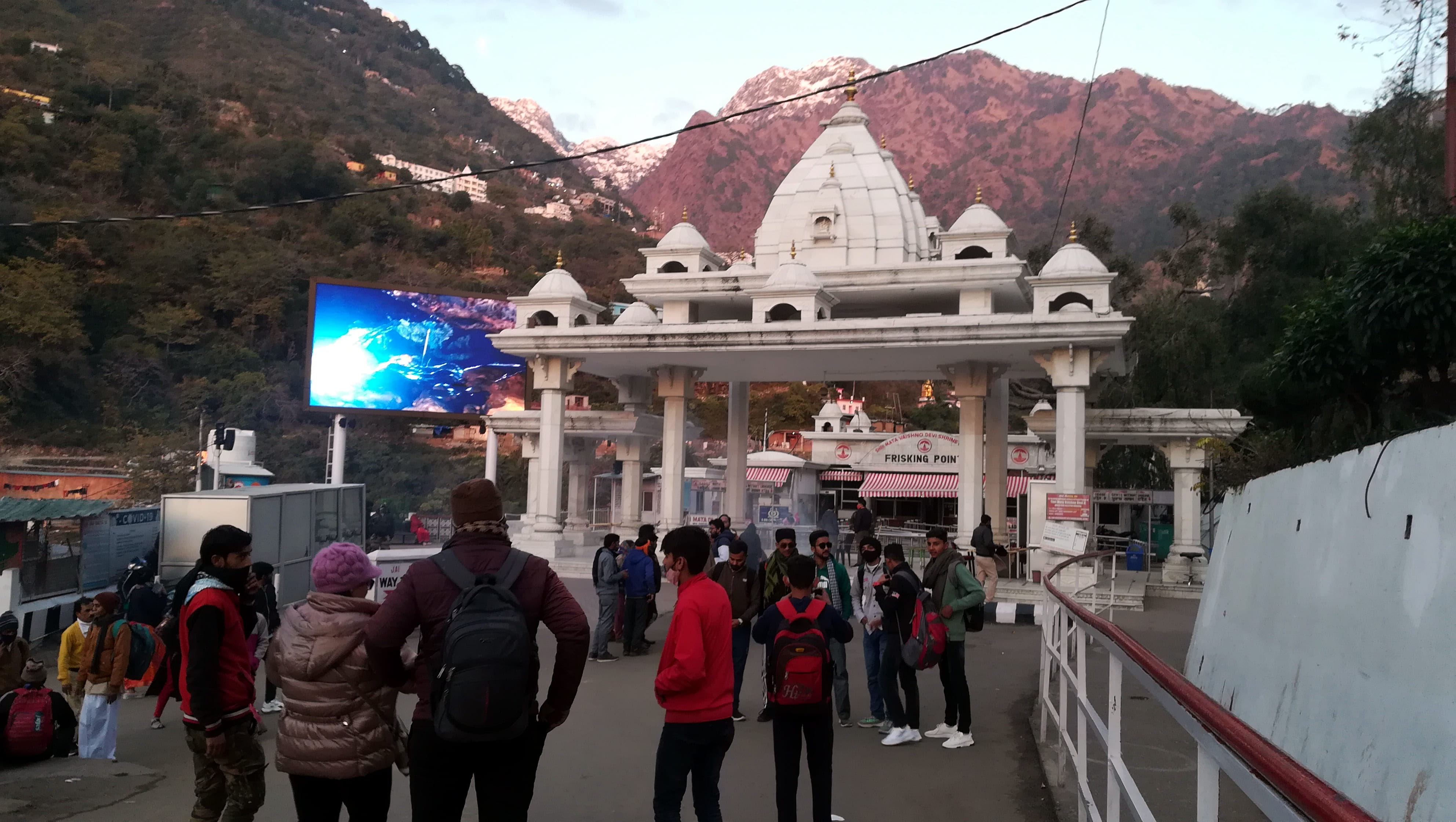 यात्रा की कमी के कारण खाली पड़ी दर्शनी ड़योड़ि व शाम के समय भवन की ओर जाते यात्री