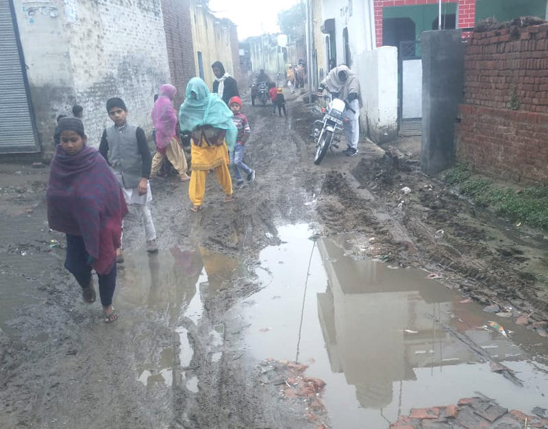 ग्राम दौलतपुर में भरा पानी