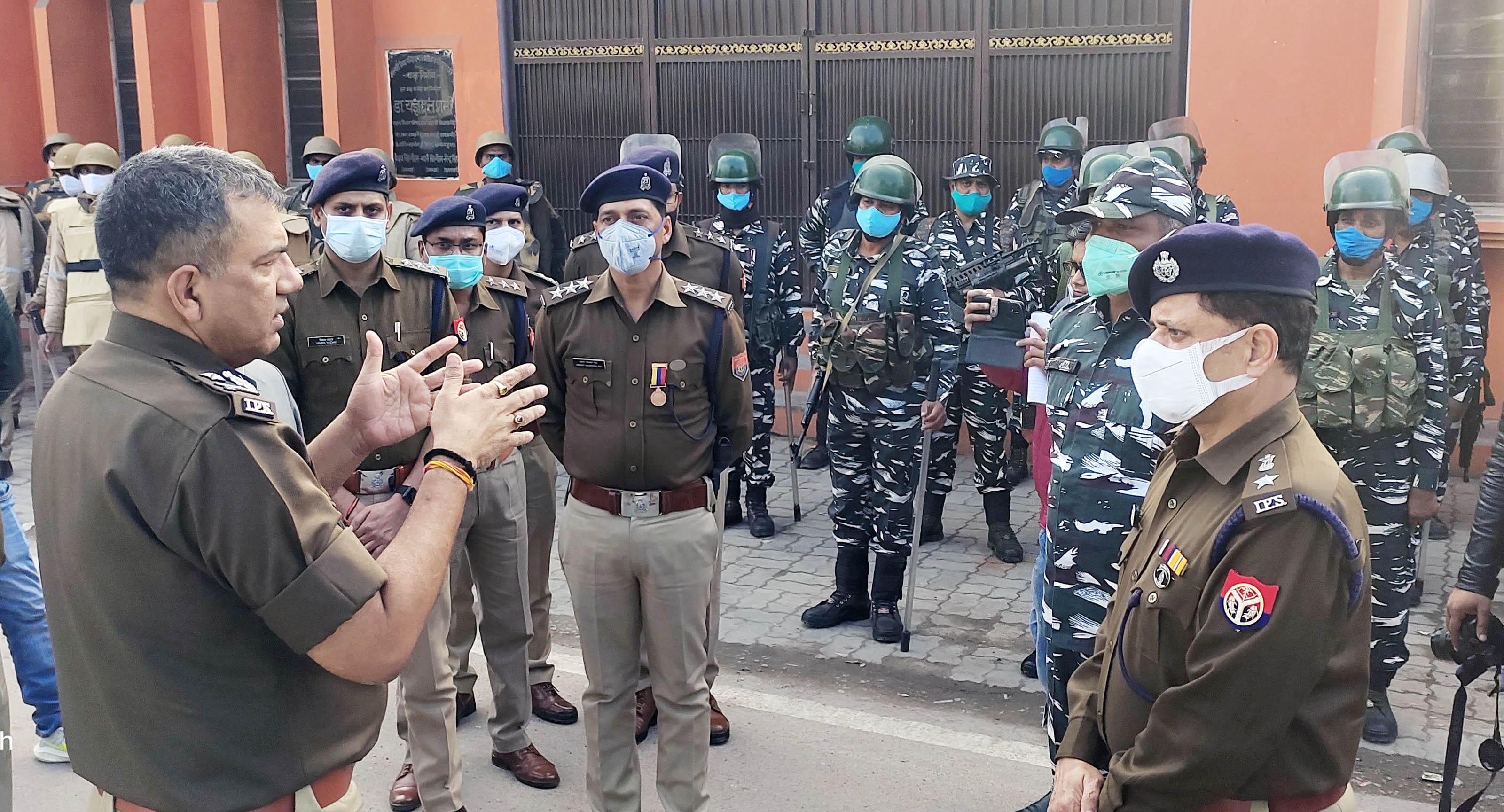 शहर के लक्ष्मीबाई पार्क के पास एसपी कमलेश दीक्षित को दिशा निर्देश देते आईजी एसके भगत।