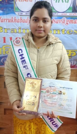 प्रमाण पत्र लिए खड़ीं सोनाली। संवाद प्रमाण पत्र लिए खड़ीं सोनाली। संवाद