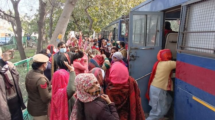 Mouvement Jail Bharo des travailleurs d’Anganwadi, il suffit de voyager en bus du gouvernement