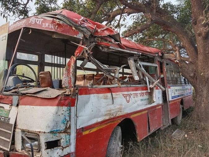 Un bus est entré en collision avec un arbre, les passagers se sont échappés de justesse