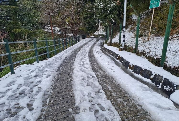 Uttarakhand Weather Forecast: first Snow fell in Mussoorie city early today, see photos