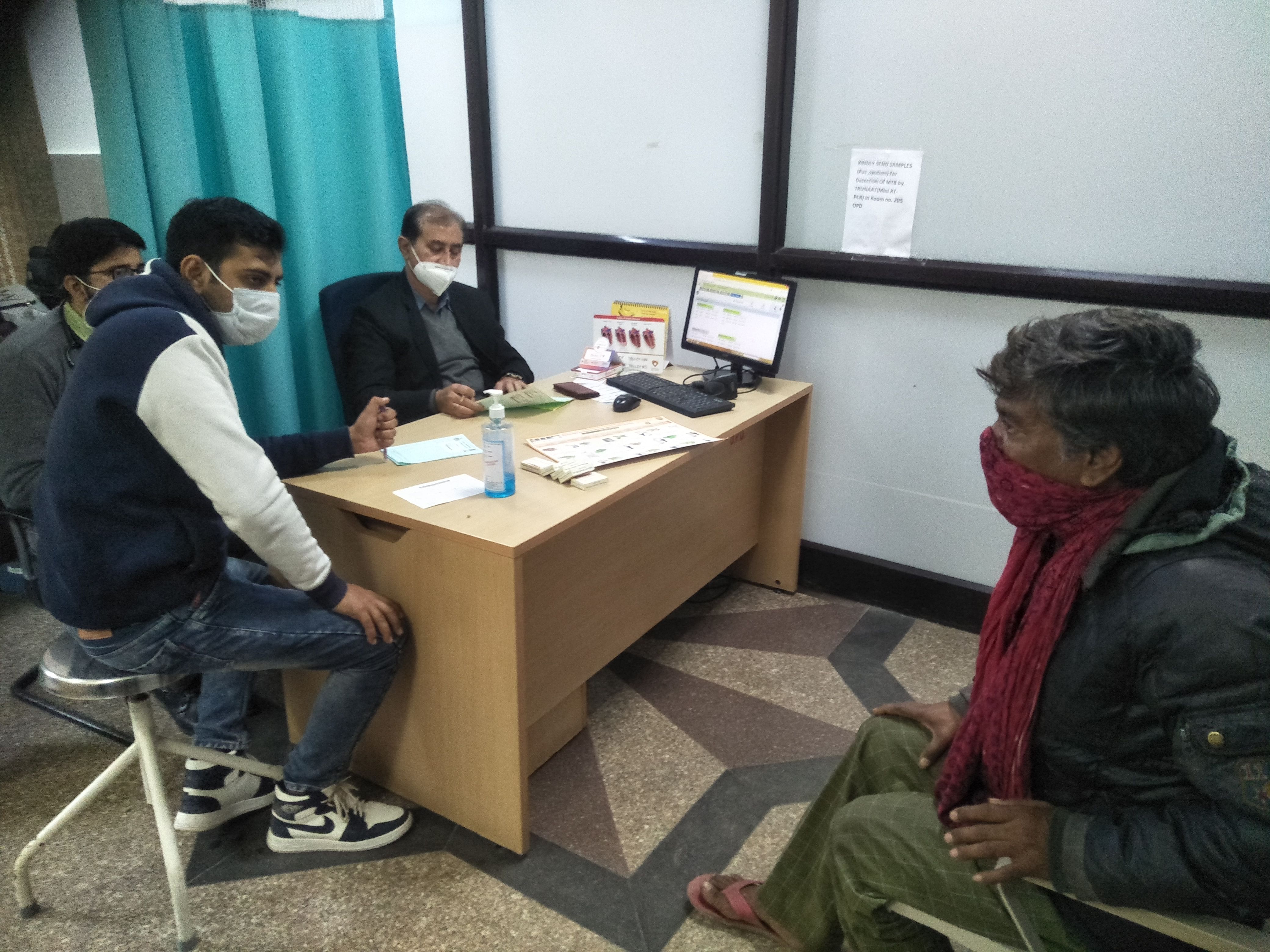 Dokter melihat pasien di Rumah Sakit Sipil Kanton Ambala Dokter melihat pasien di Rumah Sakit Sipil Kanton Ambala