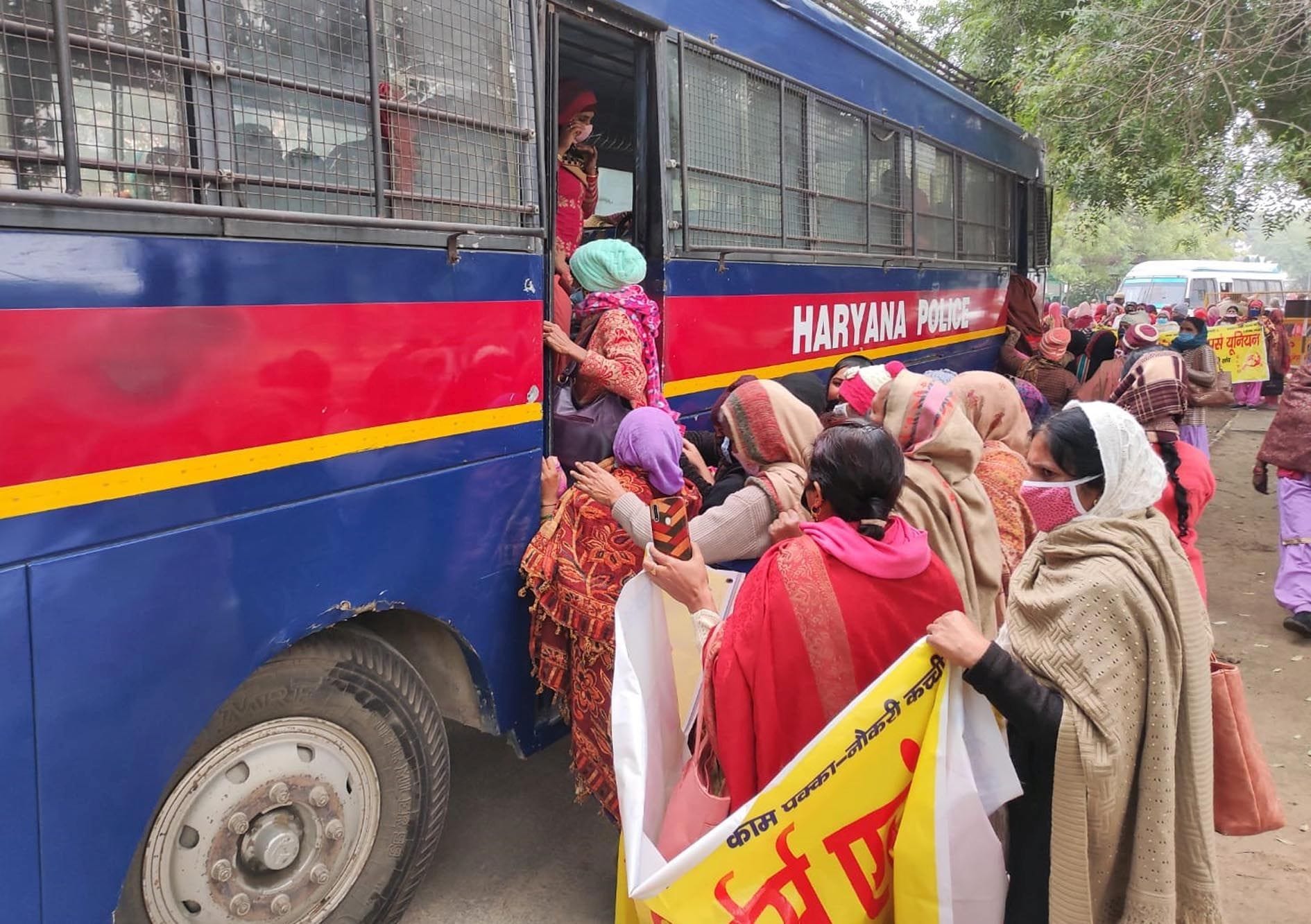 फतेहाबाद में गिरफ्तारी देने के लिए बस में सवार होती आंगनबाड़ी वर्कर्स। फतेहाबाद में गिरफ्तारी देने के लिए बस में सवार होती आंगनबाड़ी वर्कर्स।