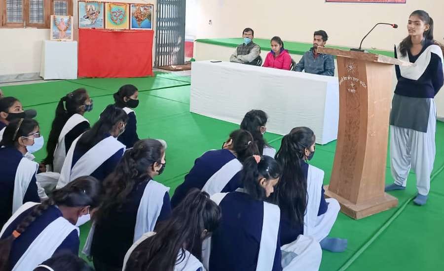 कार्यक्रम में बोलती छात्रा। कार्यक्रम में बोलती छात्रा।