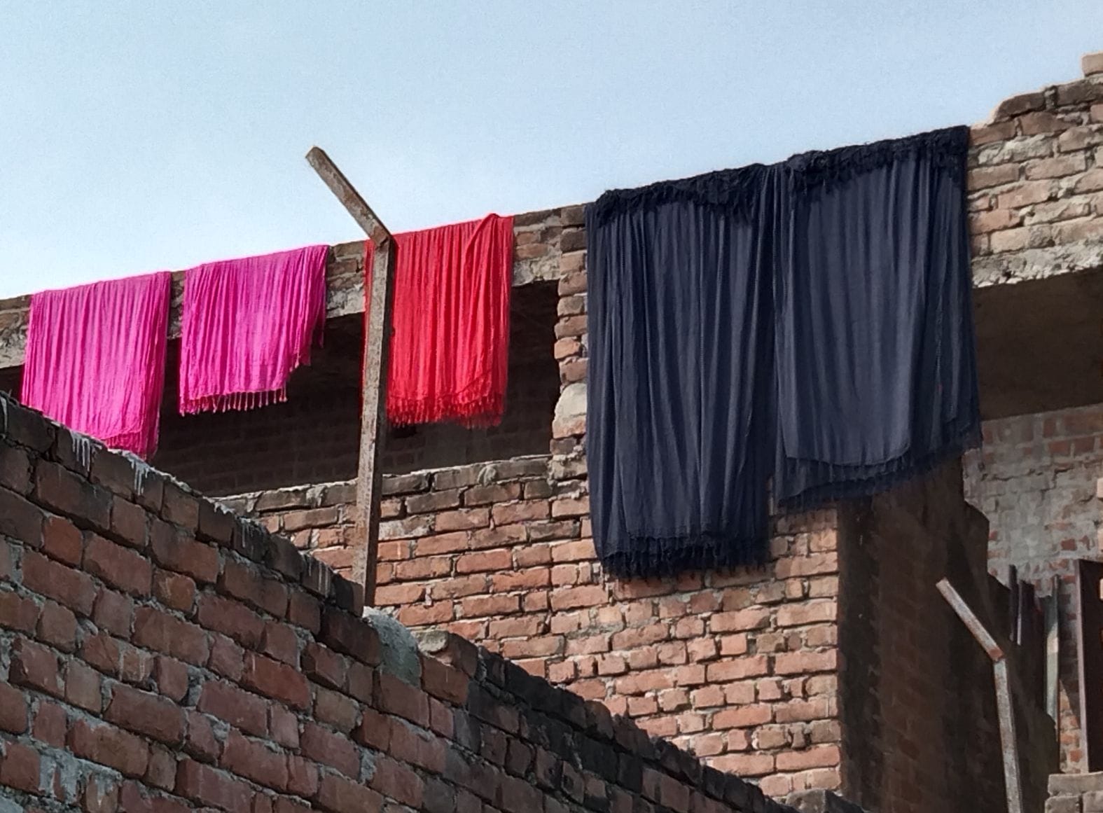 ाधवपुर स्थित छपाई कारखाने में सूखते कपड़े। संवाद ाधवपुर स्थित छपाई कारखाने में सूखते कपड़े। संवाद