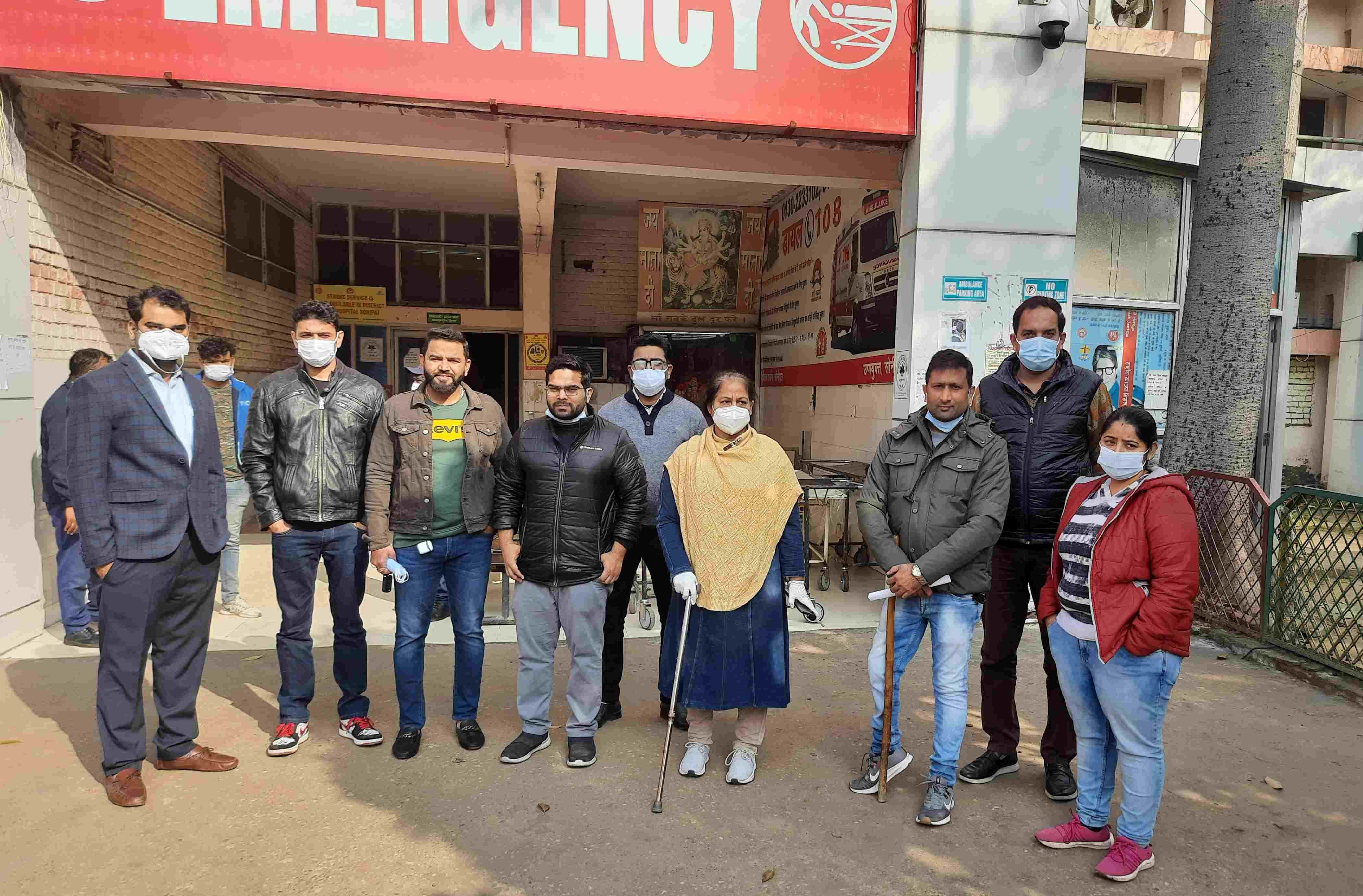 जिला अस्पताल में आपातकालीन वार्ड के बाहर सरकार के खिलाफ रोष जताते चिकित्सक। संवाद जिला अस्पताल में आपातकालीन वार्ड के बाहर सरकार के खिलाफ रोष जताते चिकित्सक। संवाद
