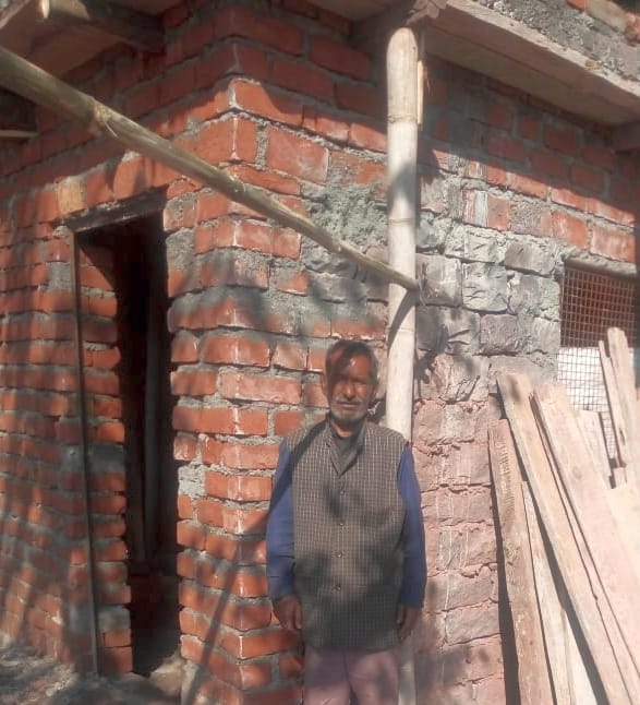निर्माणाधीन मकान के साथ खड़े काथला गांव के पृथ्वी सिंह।