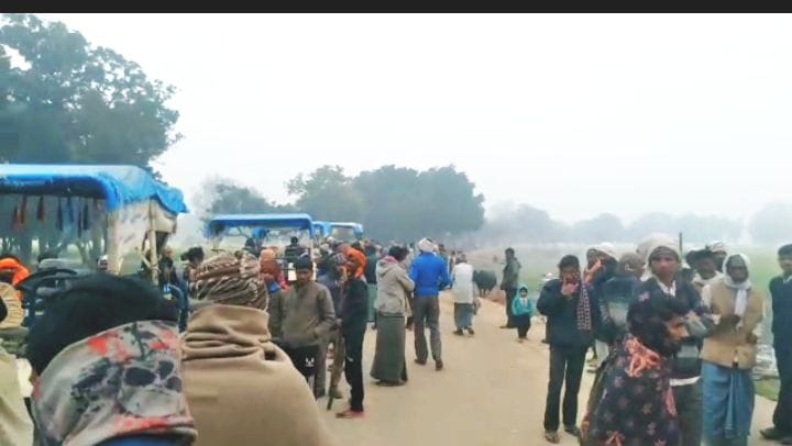 फोटो-26- गौशाला के पास लगी ग्रामीणों की भीड़। फोटो-26- गौशाला के पास लगी ग्रामीणों की भीड़।
