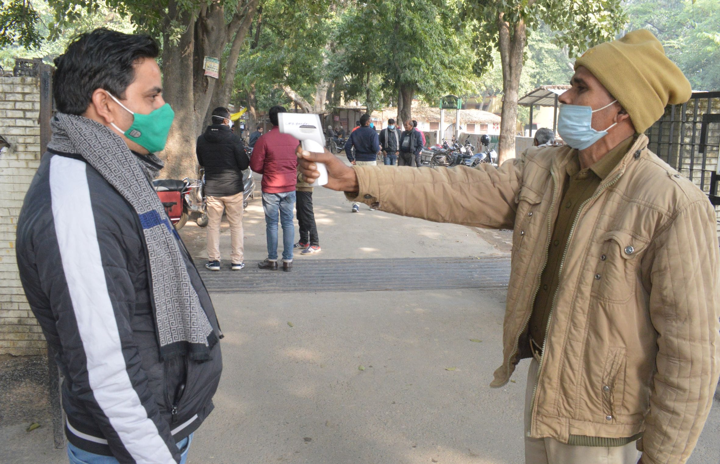 फोटो-4- विकास भवन के मुख्य द्वार पर थर्मल स्कैनिंग मशीन से जांच करता होमगार्ड। संवाद