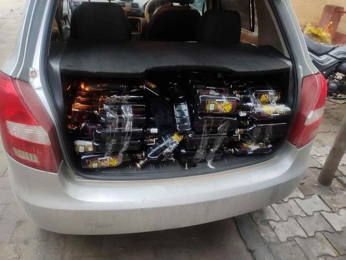 240 bouteilles Angrejee Sharaab Ke Saath Ek Giraphtaar – Un arrêté avec 240 bouteilles d’alcool anglais