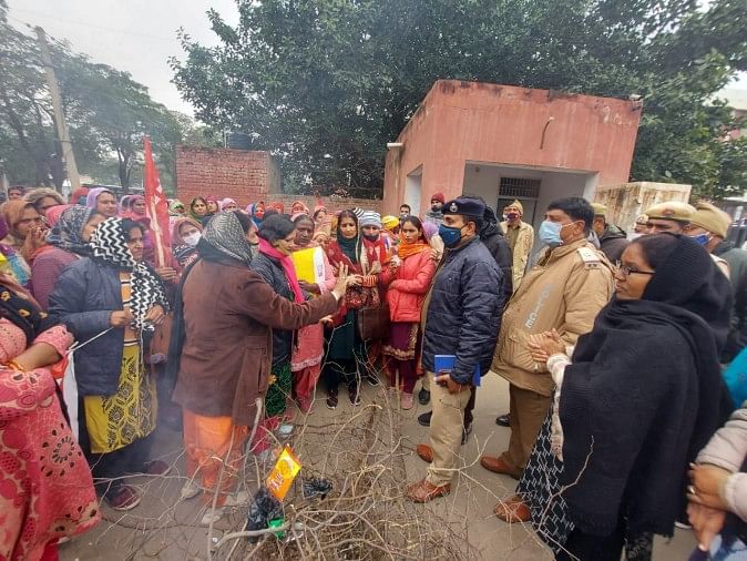Les travailleurs d’Anganwadi ont célébré le festival Lohri en brûlant des copies des commandes au mini secrétariat