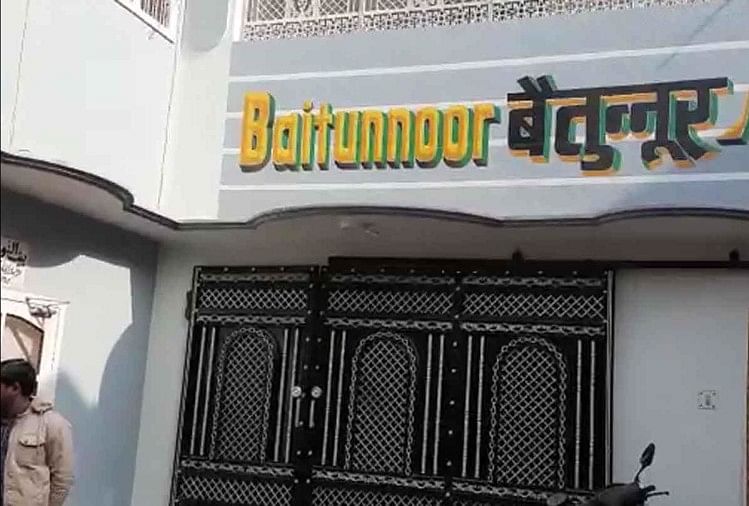 यूपी: हरदोई में बंगाली तंबाकू के मालिक के घर आयकर विभाग का छापा, व्यापारियों में दहशत बंगाली तंबाकू के मालिक के यहां छापेमारी