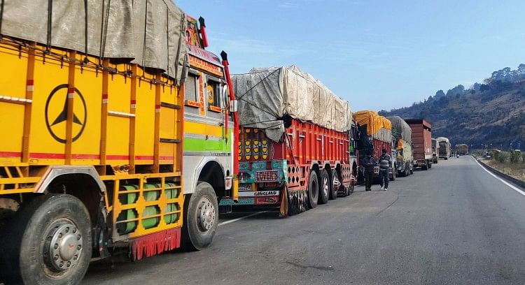 Pekerjaan Memindahkan Batu-Batu yang Jatuh Di Jalan Raya Jammu Dan Kashmir Berlanjut, Saat Ini Tidak Ada Gerakan Yang Diperbolehkan – Pembaruan Jalan Raya: