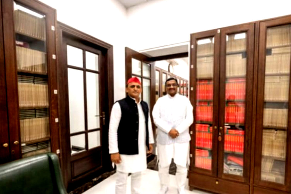 सपा राष्ट्रीय अध्यक्ष अखिलेश यादव के साथ डा धर्मसिंह सैनी