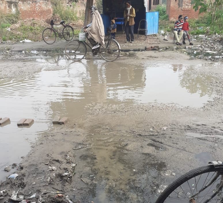 नहटौर से पैजानिया रोड पर सदरूद्दीन नगर में सड़क पर हुआ जलभराव। नहटौर से पैजानिया रोड पर सदरूद्दीन नगर में सड़क पर हुआ जलभराव।