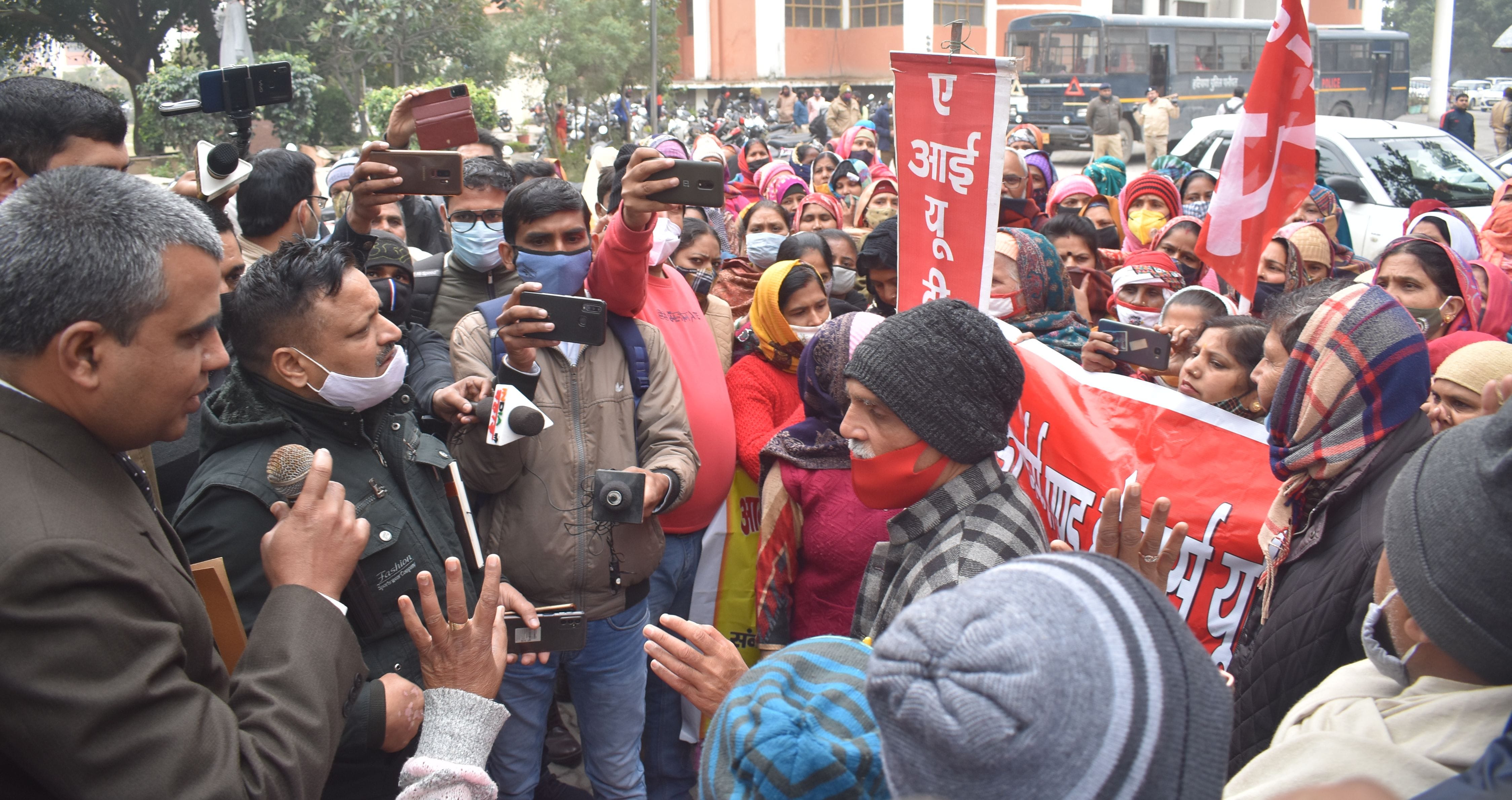 पानीपत। आगंबाड़ी वर्कर को रिहा करने की कहते डयूटी मजिस्ट्रेट कृष्ण कुमार। पानीपत। आगंबाड़ी वर्कर को रिहा करने की कहते डयूटी मजिस्ट्रेट कृष्ण कुमार।