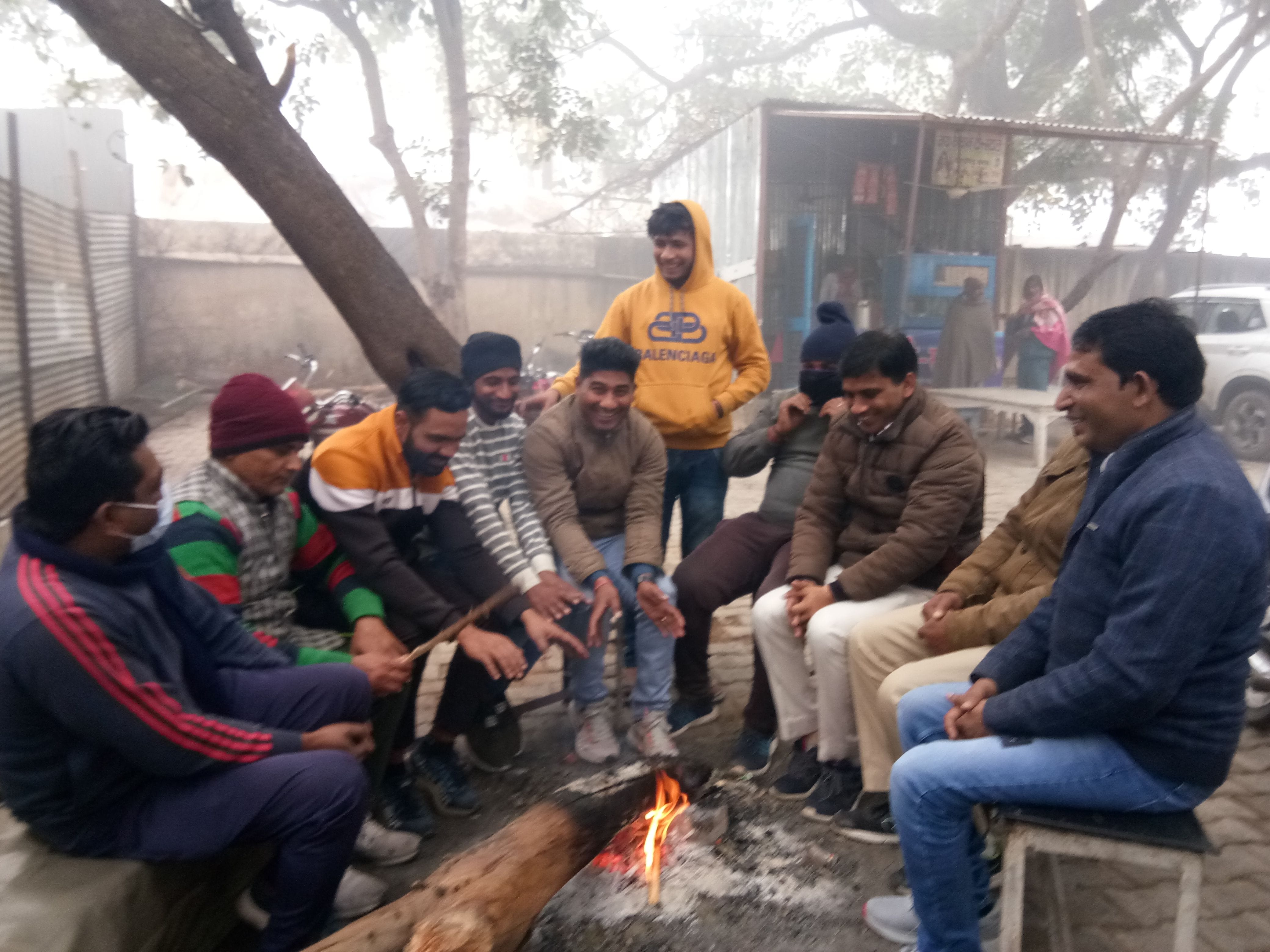  नागरिक अस्पताल महेंद्रगढ़ में आग जलाकर सर्दी से बचाव करते लोग।