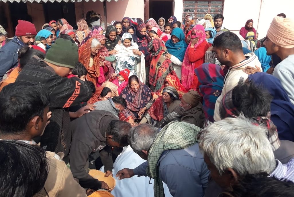अफजलगढ़ के गांव छतरीपट्टा पुल के समीप ट्राली पलटने से उसके नीचे दबने से हुई किशोर की मौत पर विलाप ? अफजलगढ़ के गांव छतरीपट्टा पुल के समीप ट्राली पलटने से उसके नीचे दबने से हुई किशोर की मौत पर विलाप ?