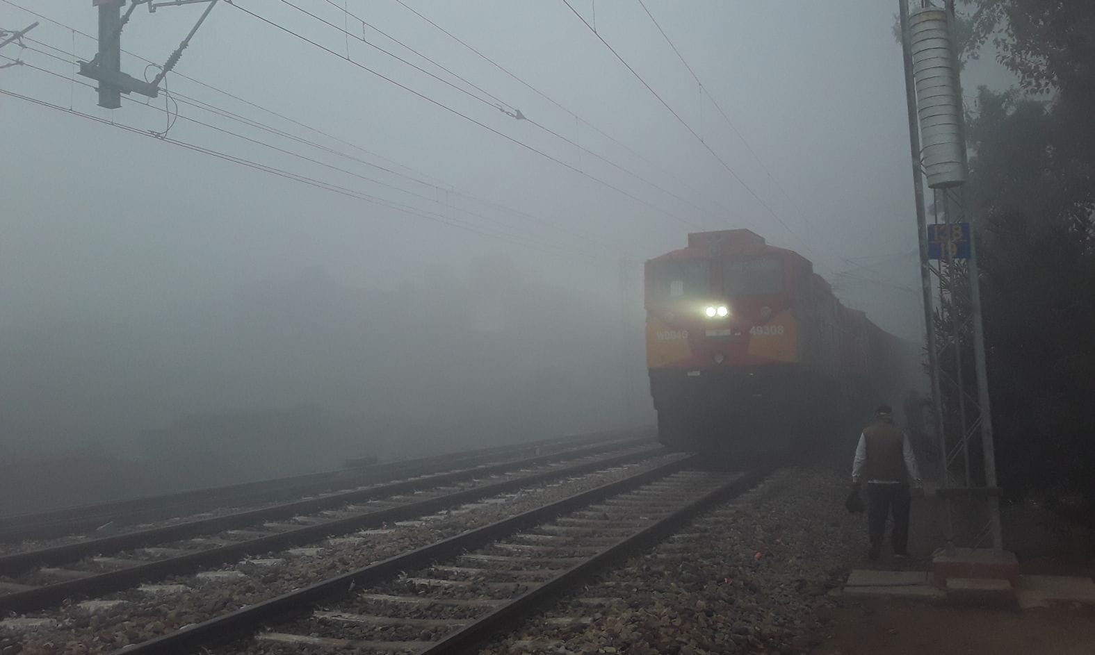 घने कोहरे के बीच फर्रुखाबाद स्टेशन के पास से गुजरती ट्रेन। संवाद घने कोहरे के बीच फर्रुखाबाद स्टेशन के पास से गुजरती ट्रेन। संवाद